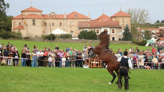 Imagen antes - Contraste entre la foto tradicional (derecha) con el recinto repleto de gente y animales y la imagen de este año (izquierda) con sólo un caballo del espectáculo ecuestre.