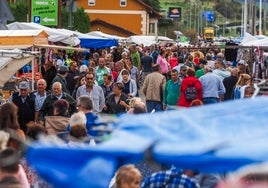 Pese a que la asistencia fue notablemente inferior a otras ediciones por la falta de la feria, los puestos del mercado sí acogieron a numeroso público