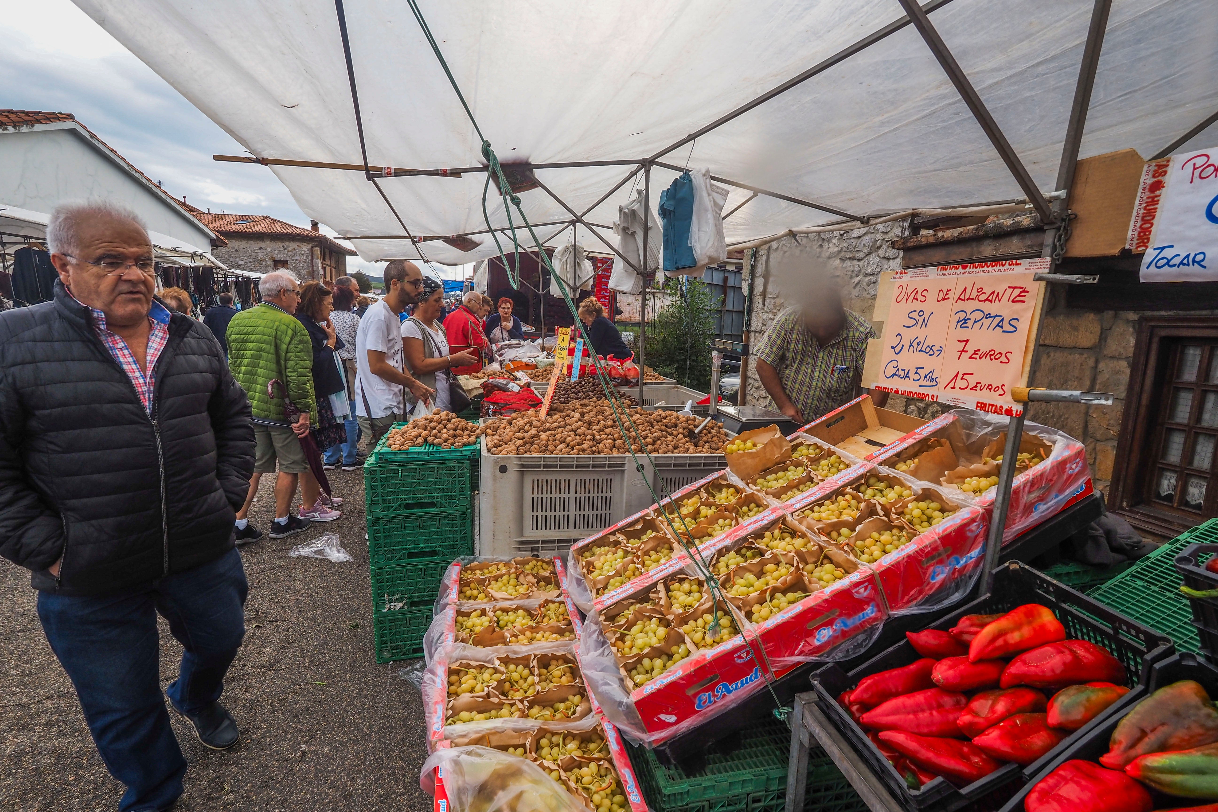 Además de calzados, complementos y ropa lo que más abunda son los puestos de alimentos.