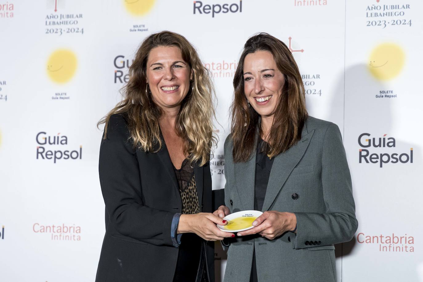 María Ritter, directora de Guía Repsol, y Leticia González, del restaurante La Abacería de la Sal, en Cabezón de la Sal.