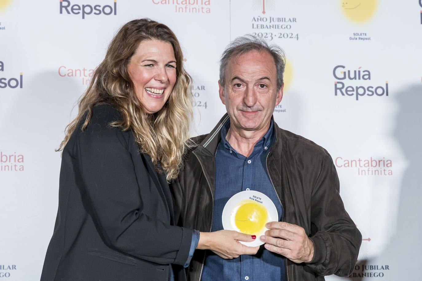 María Ritter, directora de Guía Repsol, y Manel Gómez Dosal, de Casa Cayo, en Potes.