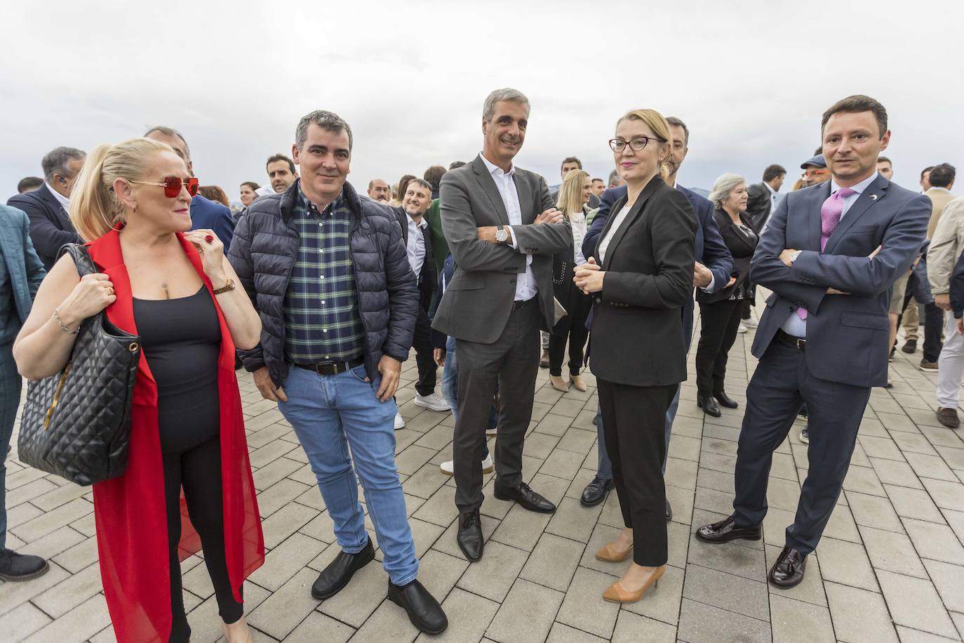 Gustavo Cubero, director general de Turismo del Gobierno de Cantabria; Eva Guillermina Fernández, consejera de Cultura, Turismo y Deporte del Gobierno de Cantabria y Alejandro Liz, diputado y portavoz en materia de Medio Ambiente del Grupo Popular, con hosteleros de la región. 