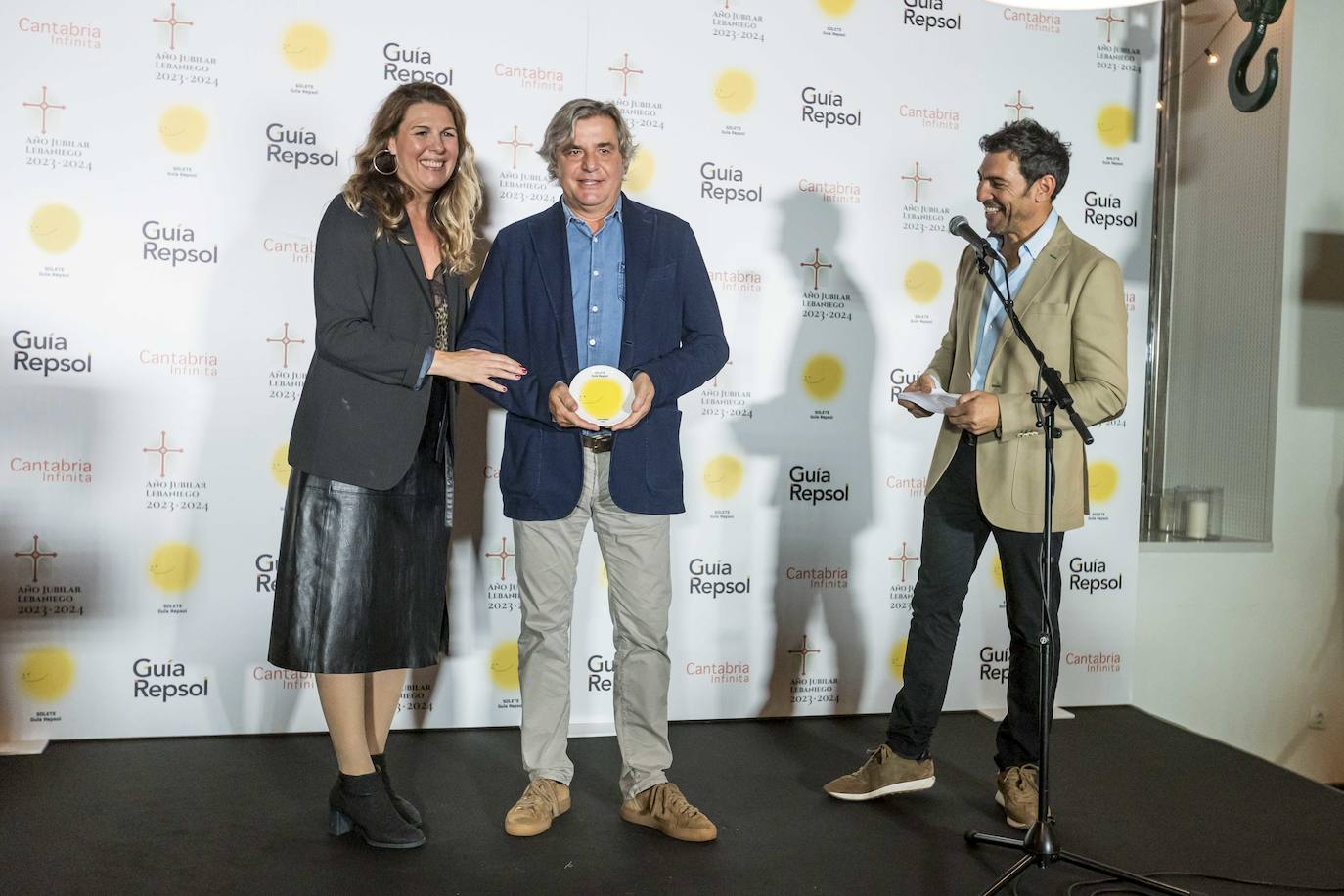 El hostelero Carlos Crespo recoge el Solete de manos de María Ritter, directora de Guía Repsol. 