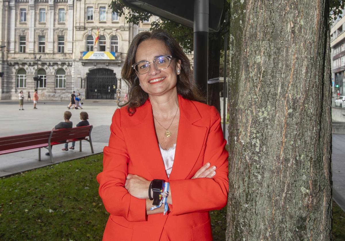 Margarita Rojo posa junto a un árbol de la plaza del Ayuntamiento de Santander.