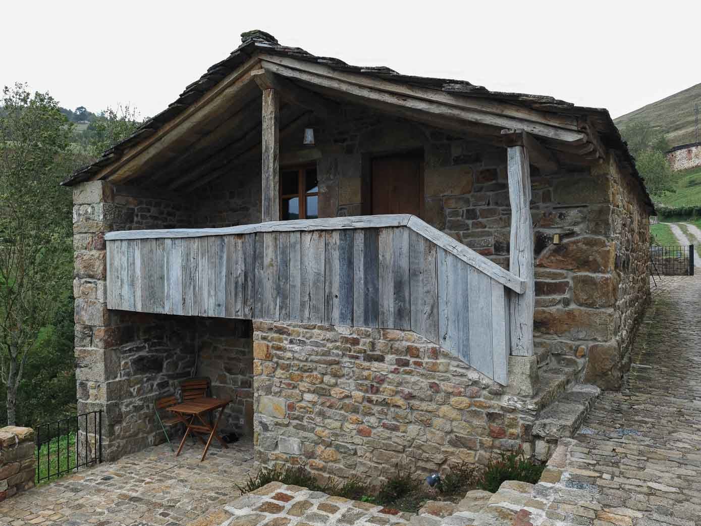 Cabaña que acoge en la parte de arriba al apartamento para dos 'Espino' y en la de abajo, el 'Serbal'.