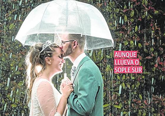 Aunque llueva o sople sur. Carolina Delgado y Javier Peña se dieron el 'sí quiero' el pasado 16 de junio. Celebraron su día en la Finca Oxford, en Puente Arce.