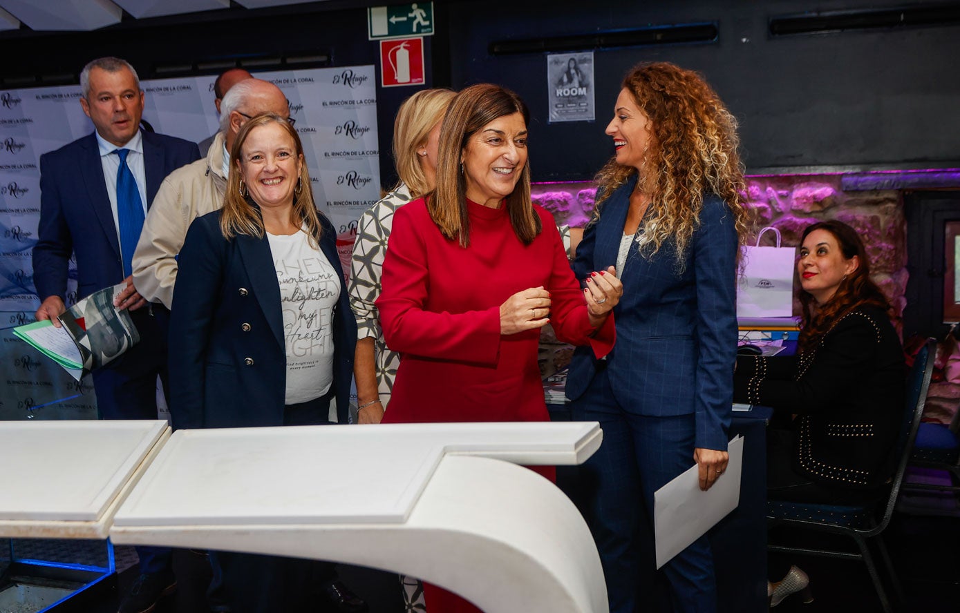 Buruaga charla con la delegada del Gobierno, Ainoa Quiñones, en presencia de la consejera Isabel Urrutia.