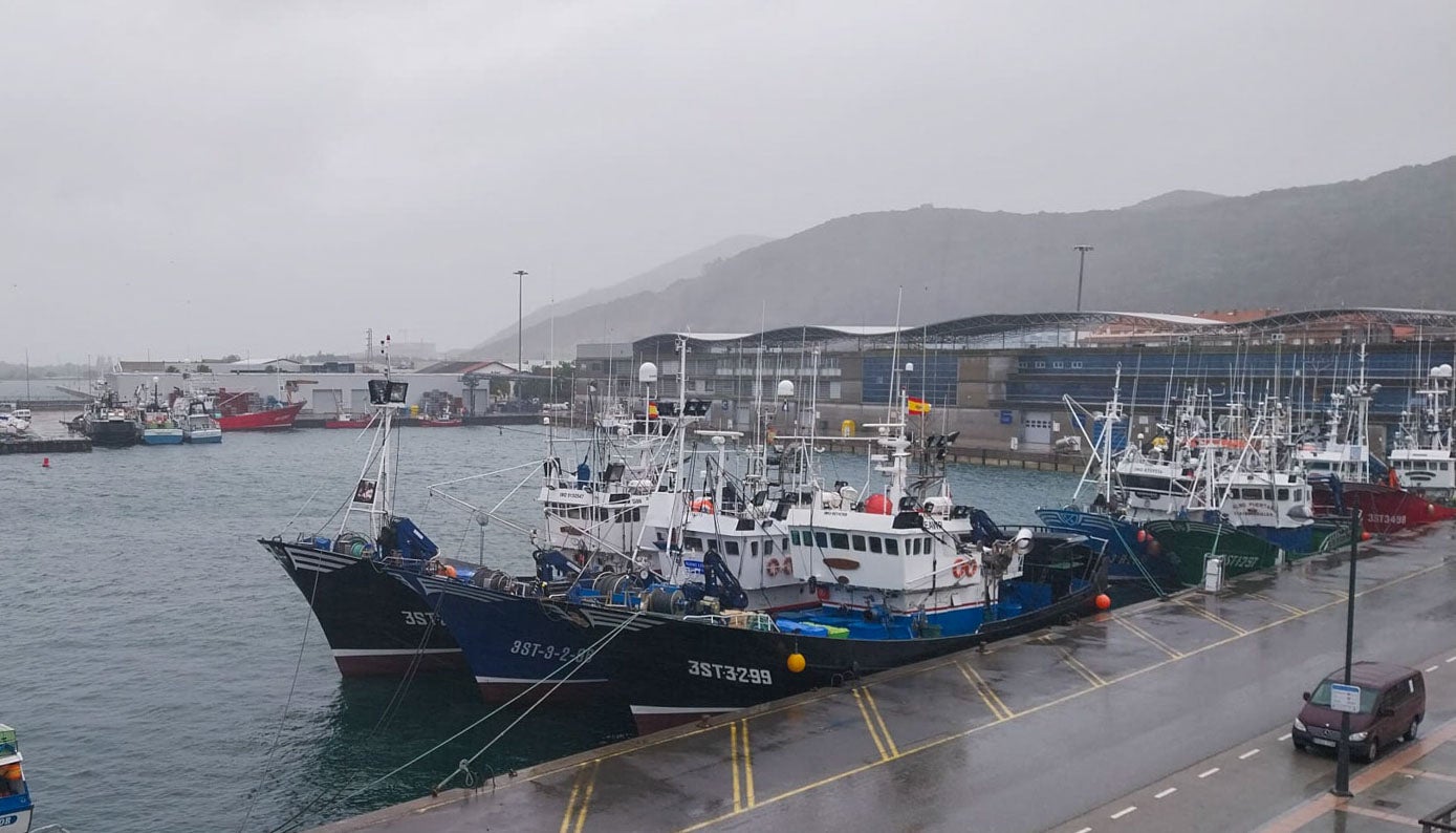 La flota pesquera de Santoña amarró ayer en el puerto ante el aviso de temporal y la previsión es que este lunes las embarcaciones salgan de nuevo a la mar. 