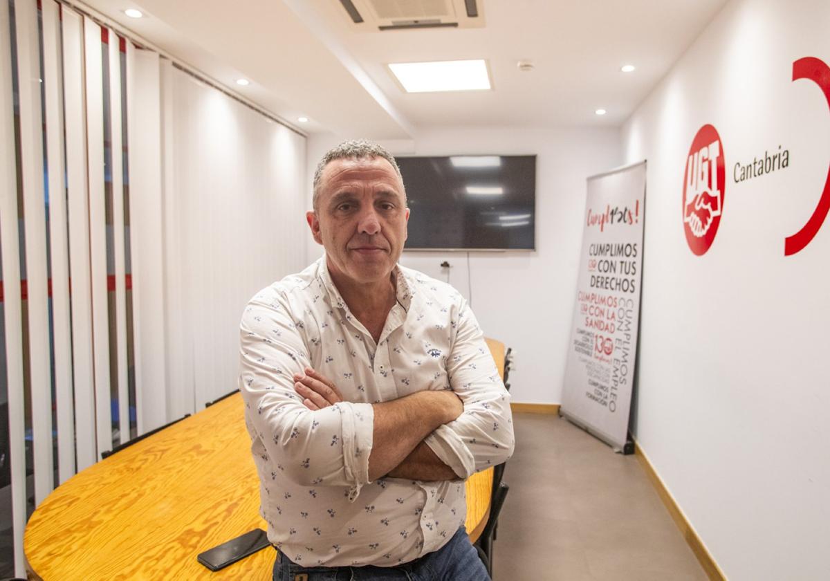 Mariano Carmona, Secretario General de la UGT cántabra, en las instalaciones del sindicato en Santander.