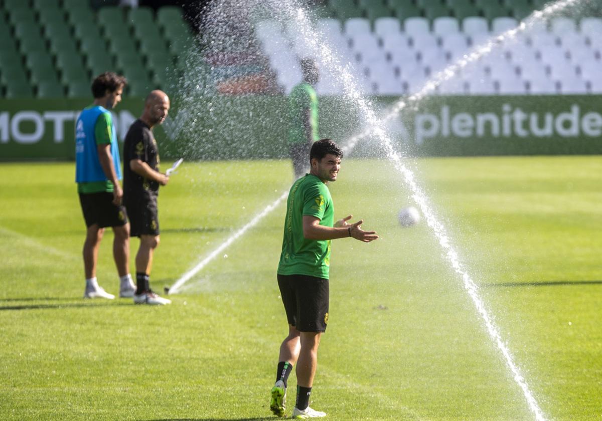 Aldasoro, bajo el agua de los aspersores, durante un entrenamiento en los Campos de Sport.