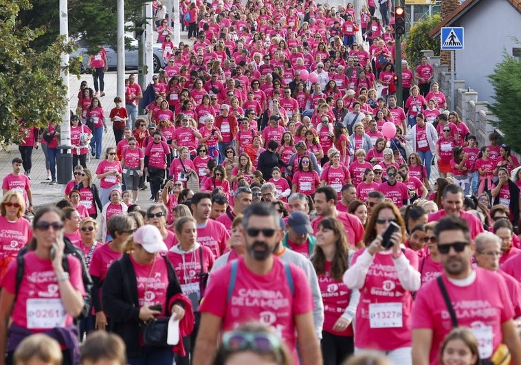 La carrera de la mujer llenó de camisetas rosas las calles de Santa Cruz de Bezana, formando una comitiva multitudinaria.