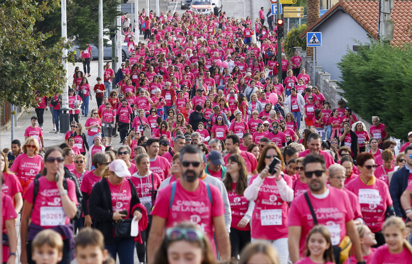 La carrera de la mujer llenó de camisetas rosas las calles de Santa Cruz de Bezana, formando una comitiva multitudinaria.