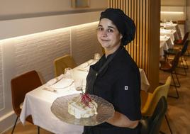 La cocinera cántabra María Bedia muestra su premiada ensaladilla.