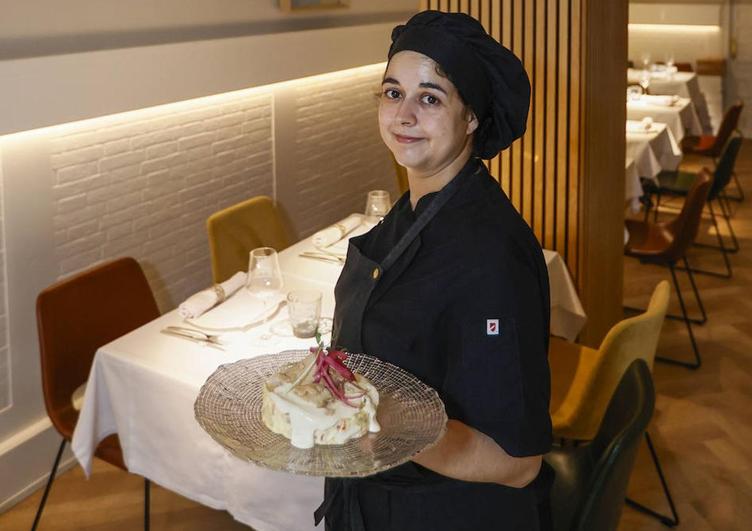 La cocinera cántabra María Bedia muestra su premiada ensaladilla.