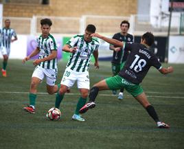 Gomeza, del Rayo, pelea por el balón con Toti, del Guijuelo