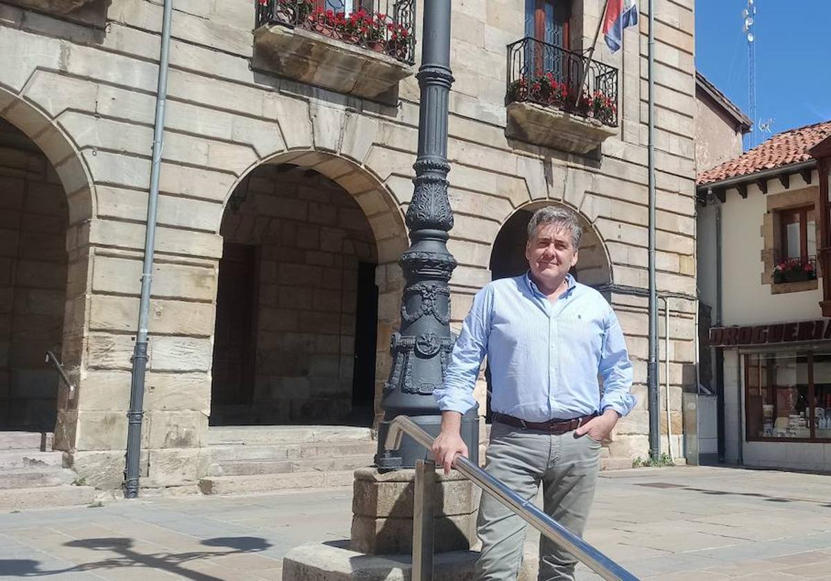 t El nuevo alcalde de Reinosa, José Luis López, frente a la casona municipal.