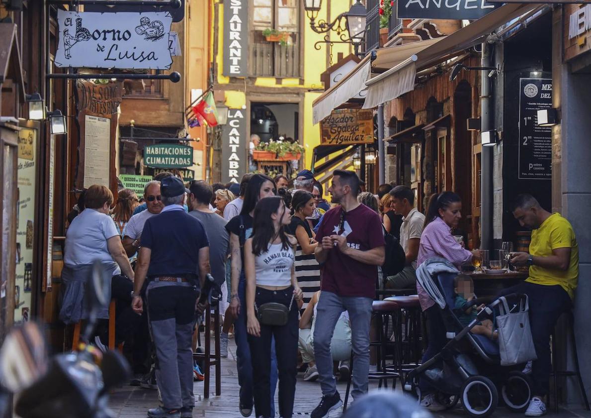 La calle Cántabra de Potes presentaba esta afluencia de gente durante el puente del Pilar.