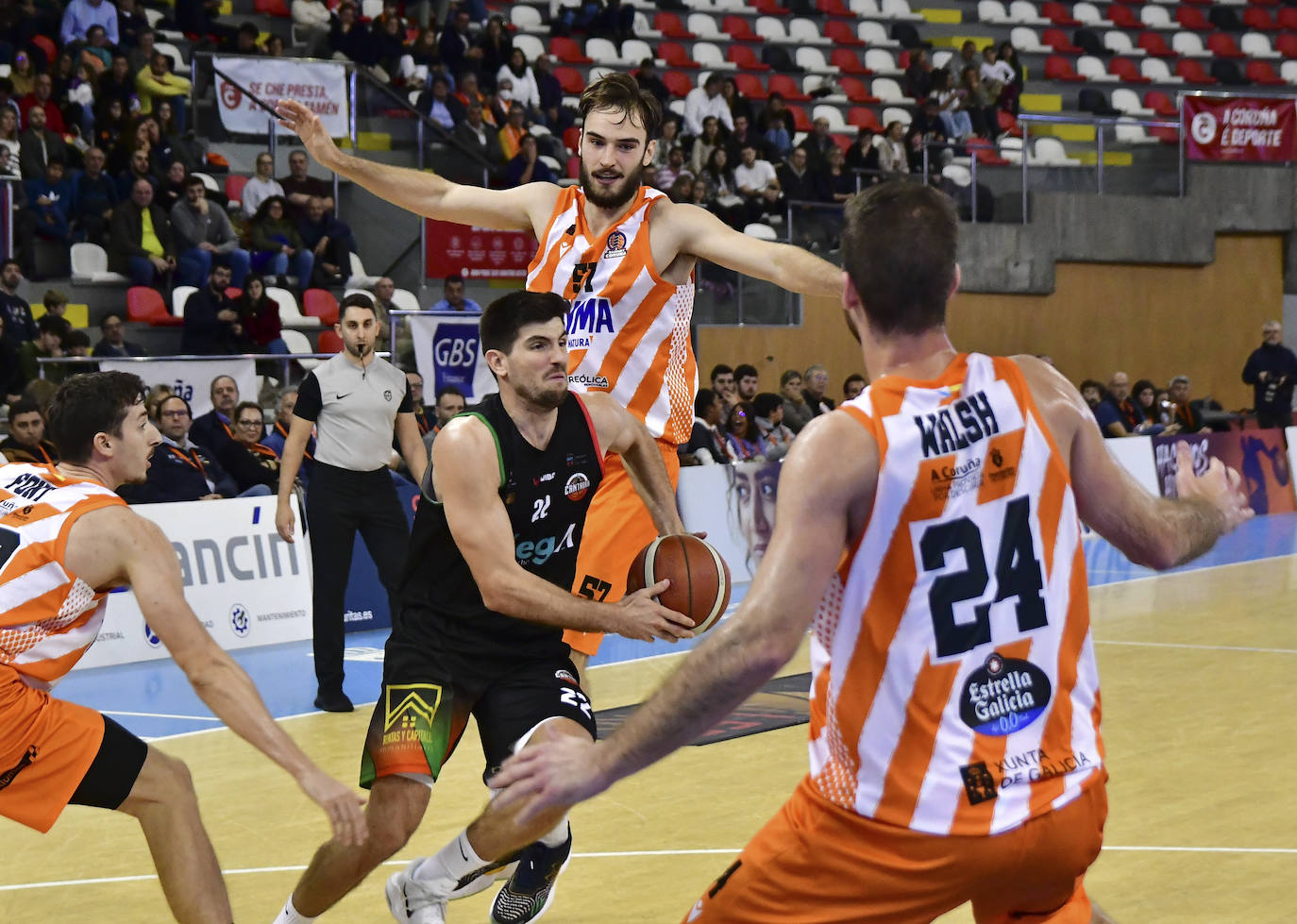 Agustí Sans, del Alega, conduce la pelota rodeado de rivales del equipo gallego. 