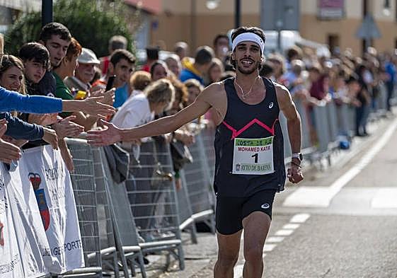 Mohamed Katir saluda a los aficionados en la Carrera Popular Costa de Ajo.