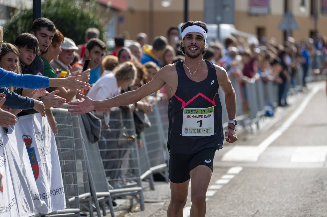 Mohamed Katir saluda a los aficionados en la Carrera Popular Costa de Ajo.