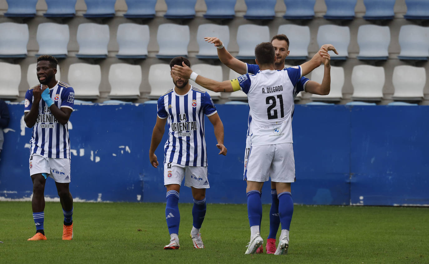 Los jugadores de la Gimnástica celebran el gol de Javi Delgado. 