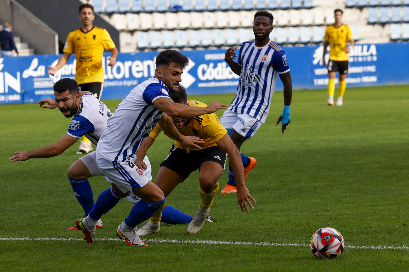 Rasines, de la Gimnástica, lucha por el balón con un rival del Compostela. 