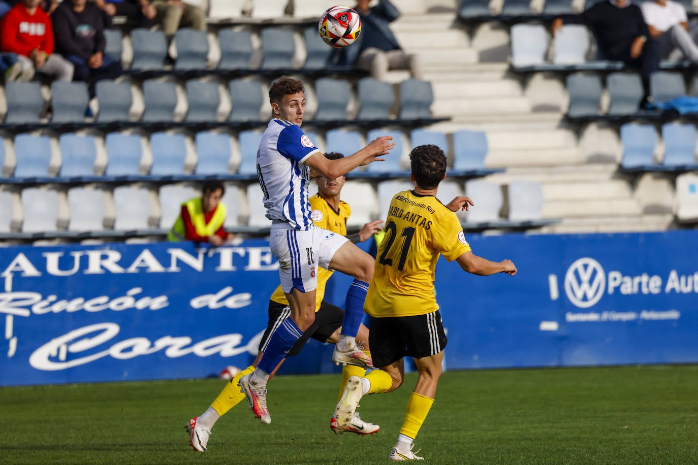 Basurto salta para hacerse con la pelota ante un jugador del Compostela