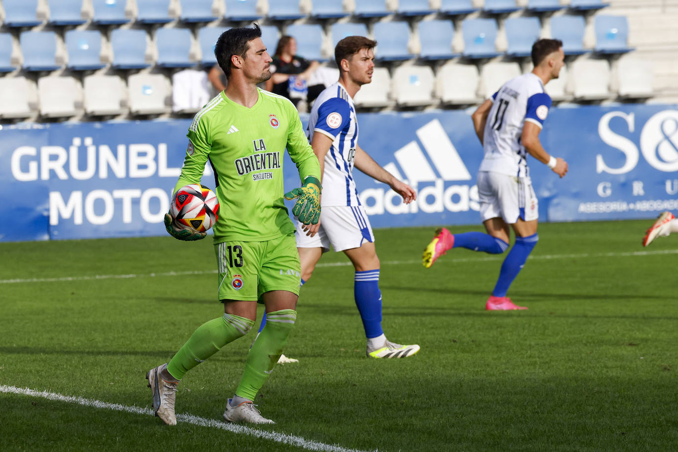 Dani Sotres, portero de la Gimnástica, se dispone a sacar el balón. 