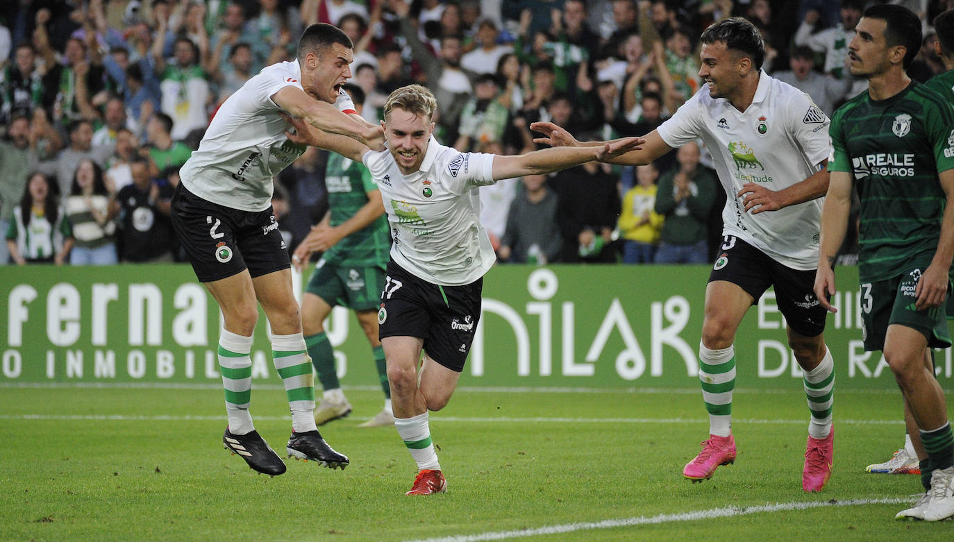 Mantilla, Peque y Arana celebran el primer gol del Racing. 