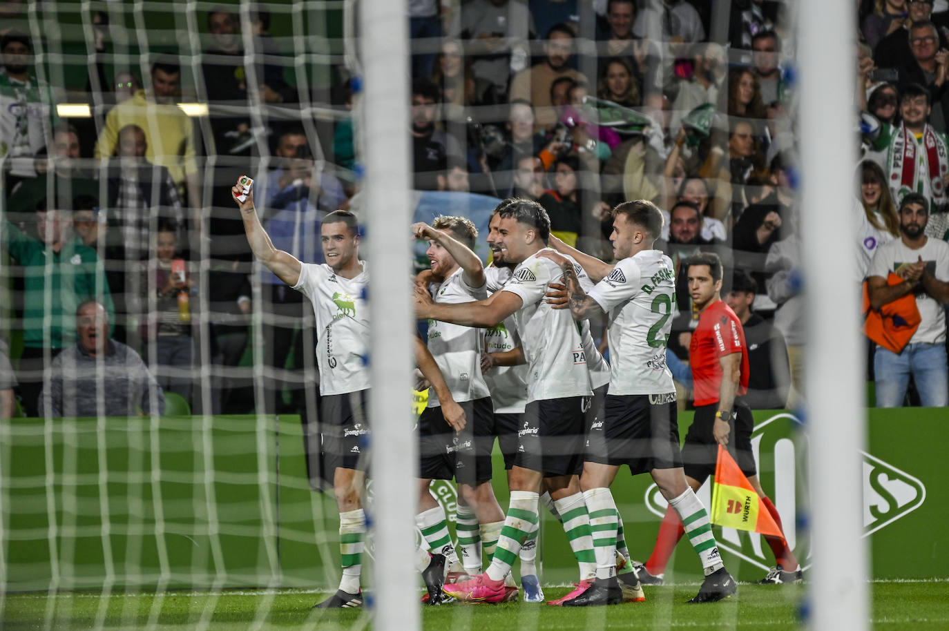 Los jugadores celebran la victoria. 