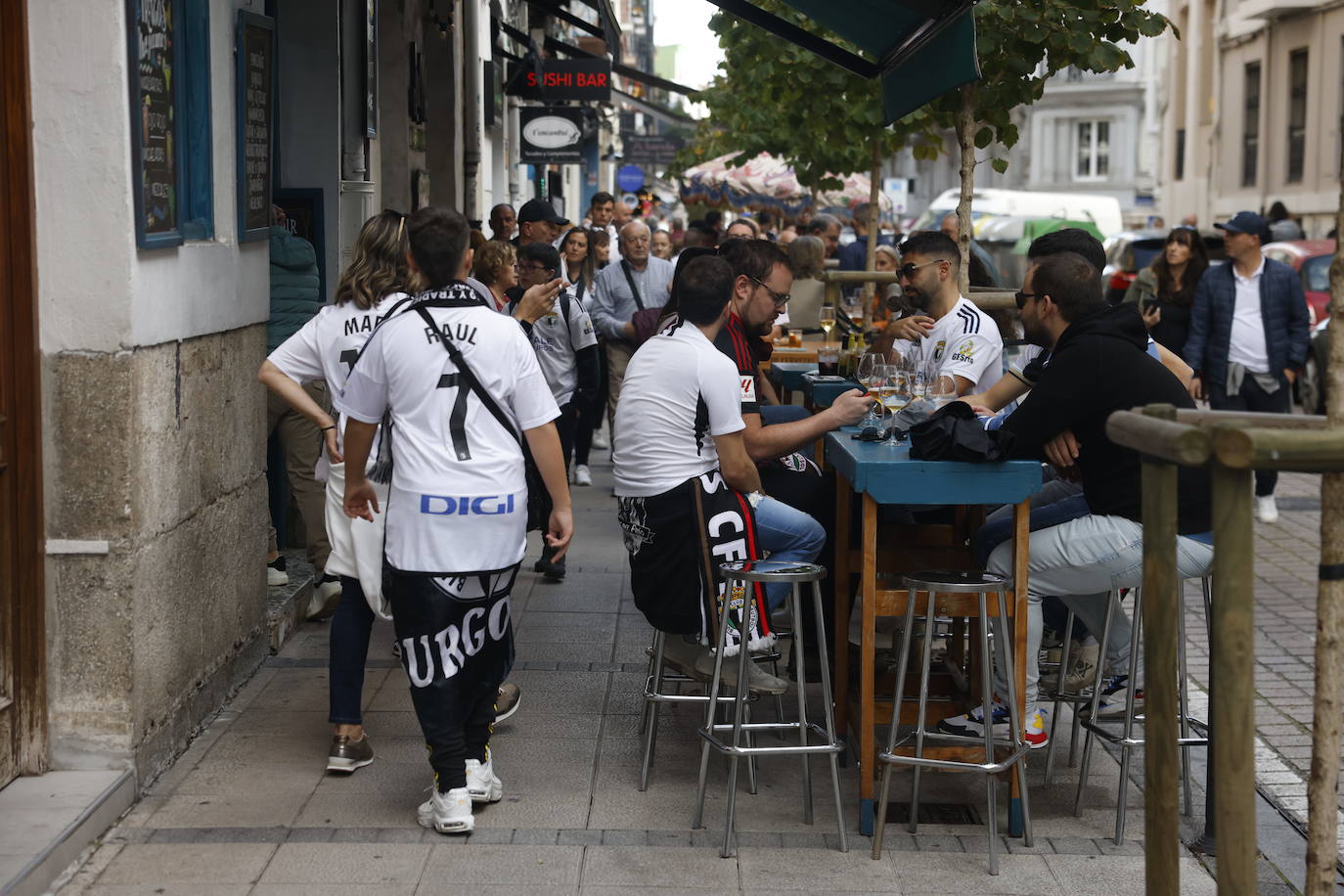 La calle Peña Herbosa y alrededores se ha llenado este mediodía de aficionados burgaleses.