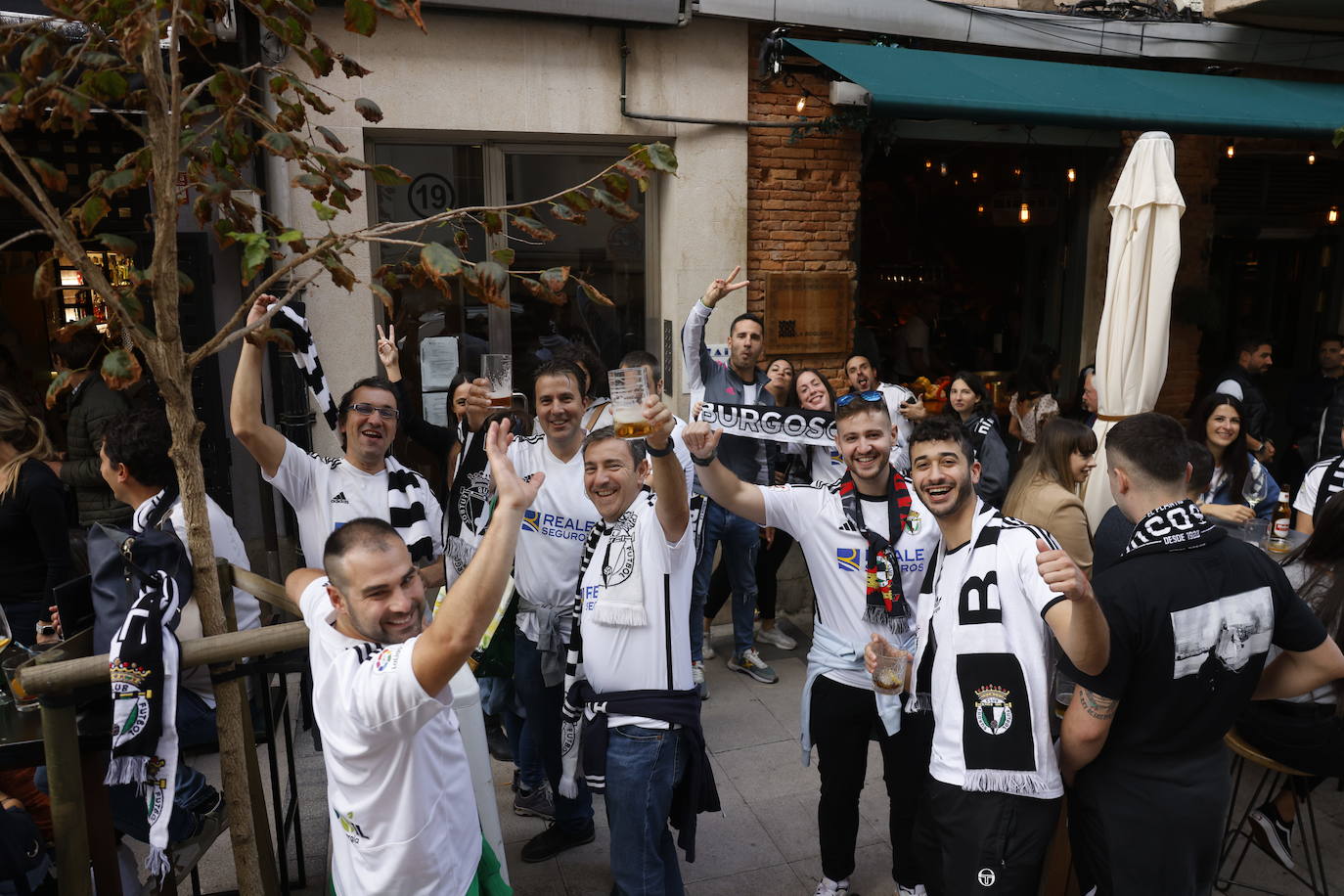 Entre olor a rabas, vermús y cervezas se sucedían las conversaciones sobre quién ganará esta tarde el partido. 