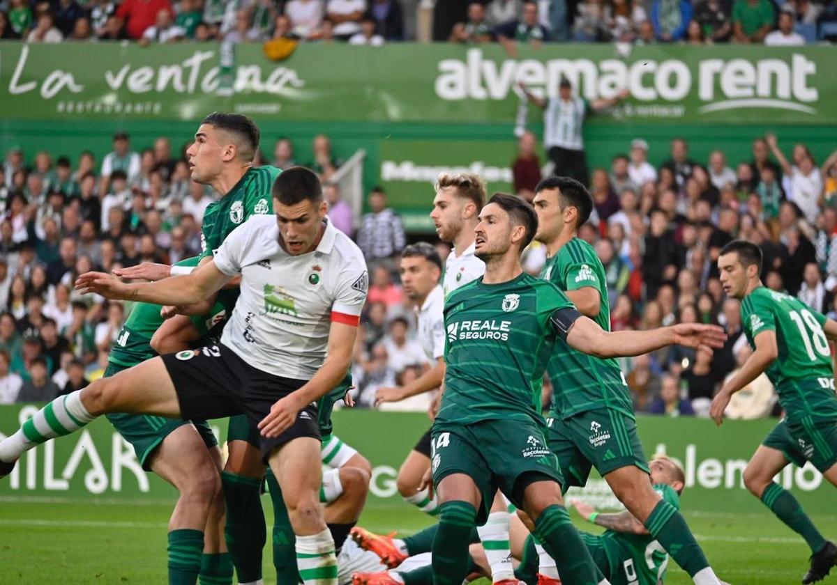 Varios jugadores del Burgos rodean al capitán de los verdiblancos.