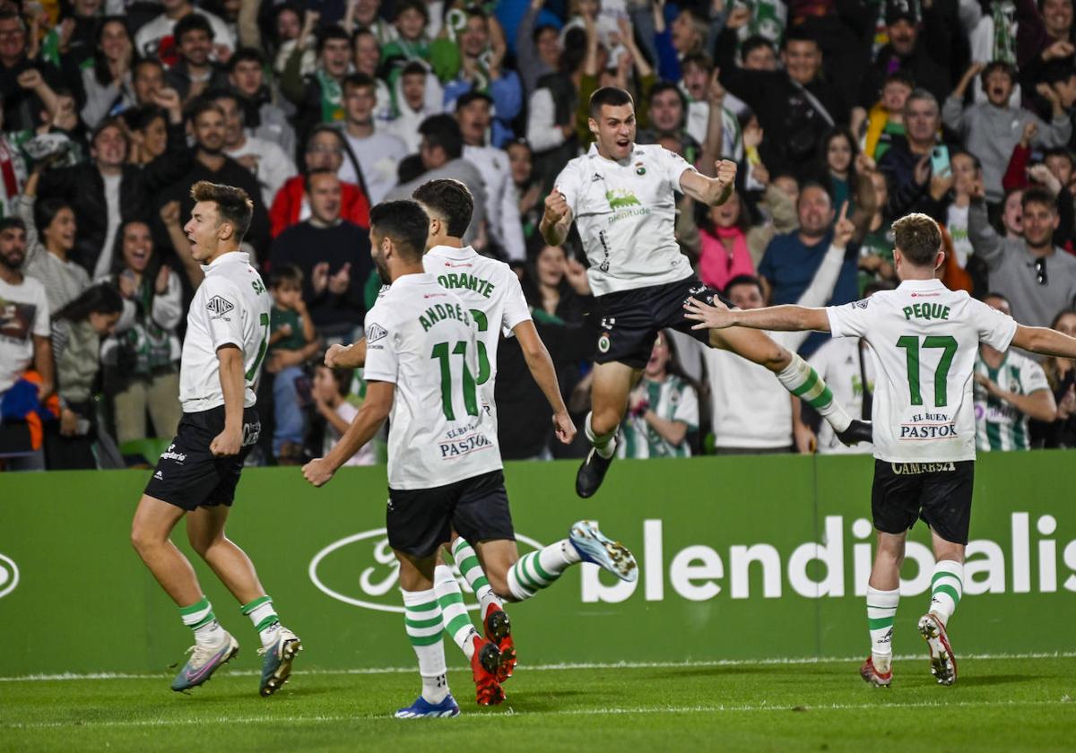 Mantilla celebra con rabia su gol junto a Saúl García, Andrés Martín, Iván Morante y Peque.