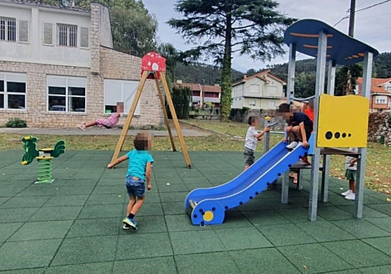 Colegio de La Penilla con el parque infantil que se ha estrenado.