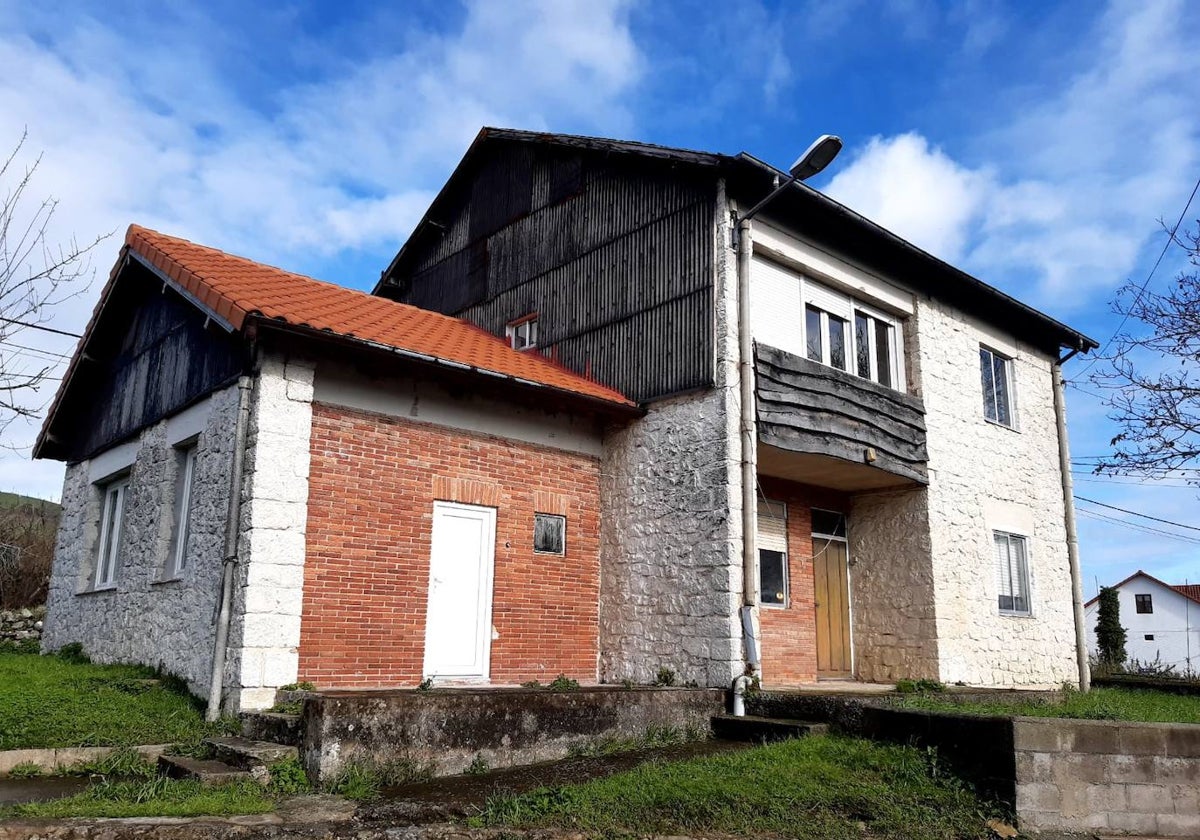 La casa del médico está ubicada junto al Ayuntamiento.