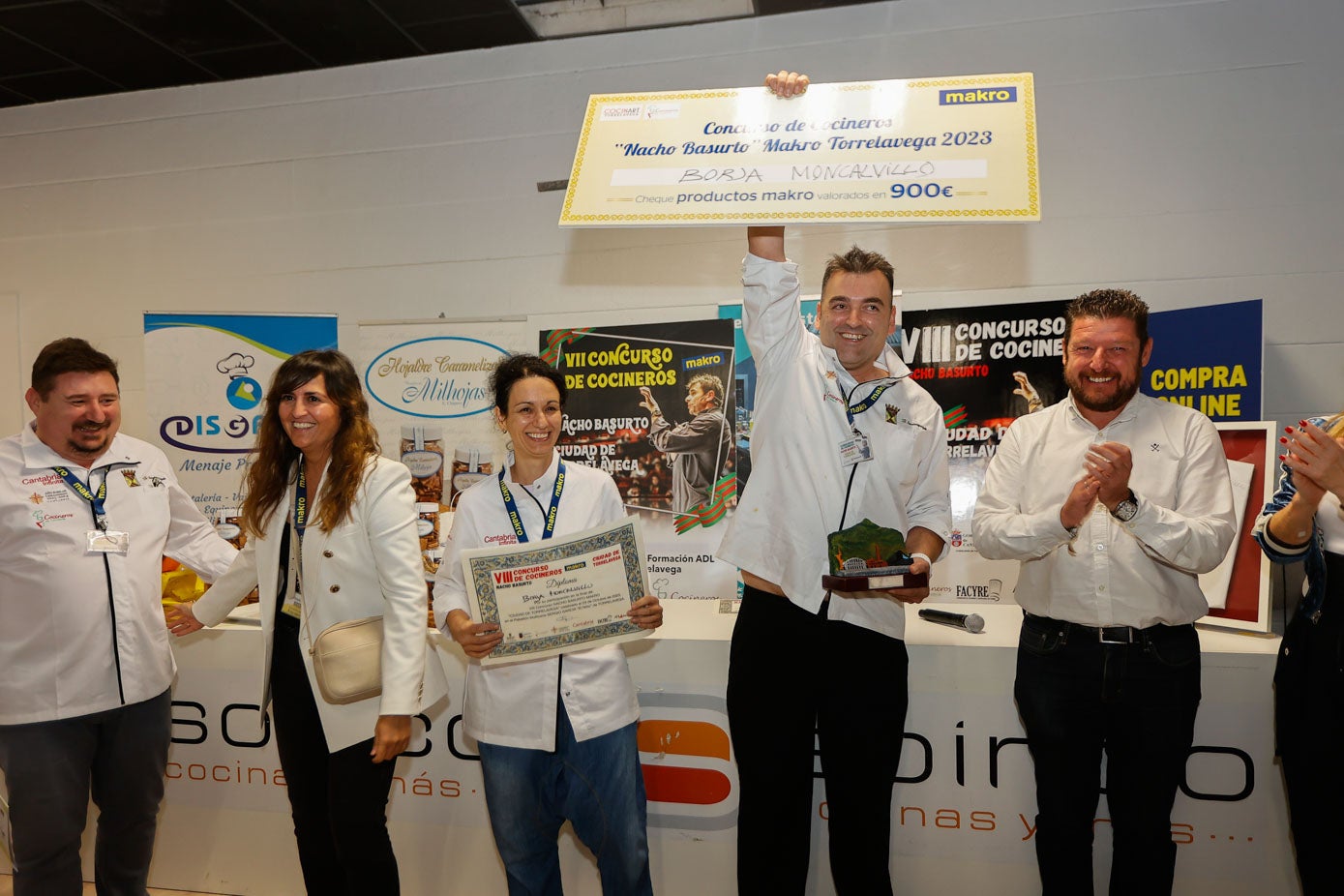 Borja Moncalvillo (tercero por la izquierda) celebra su victoria, este lunes, en el concurso 'Nacho Basurto Makro Ciudad de Torrelavega'.
