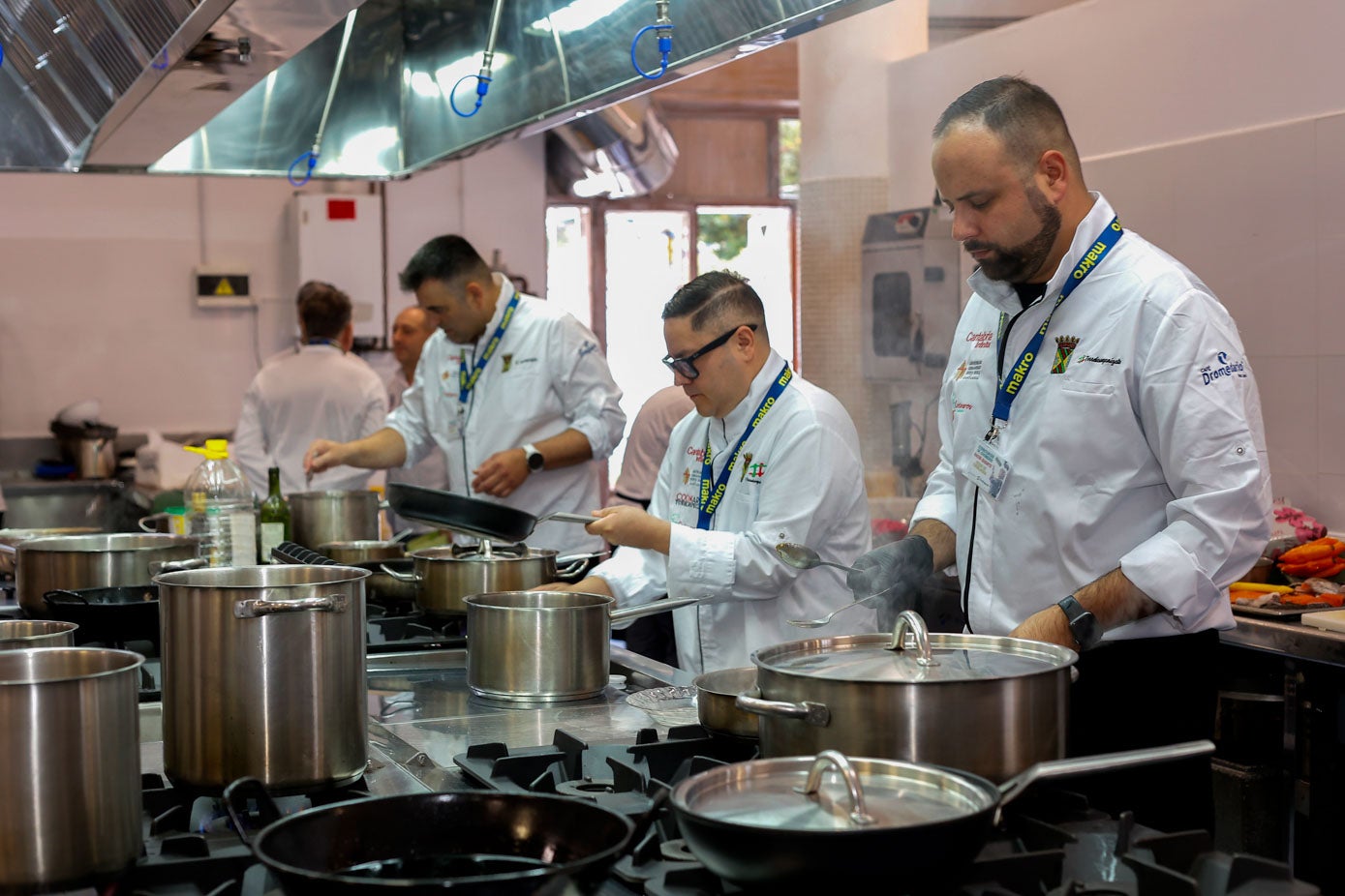 La cocina del Centro de Formación se ha llenado de grandes cocineros este lunes.