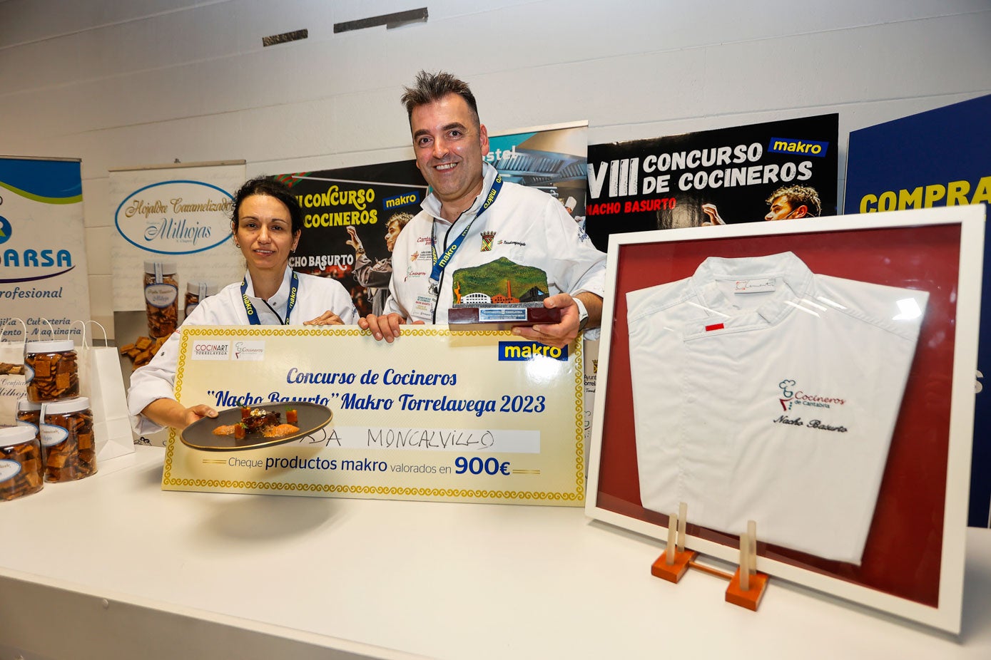 Los ganadores exhiben el cheque y el plato mejor valorado del concurso.