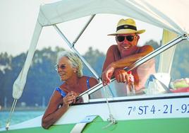 Jaime Piris, junto a su mujer, Ángela Turner, en mitad de la bahía de Santander.