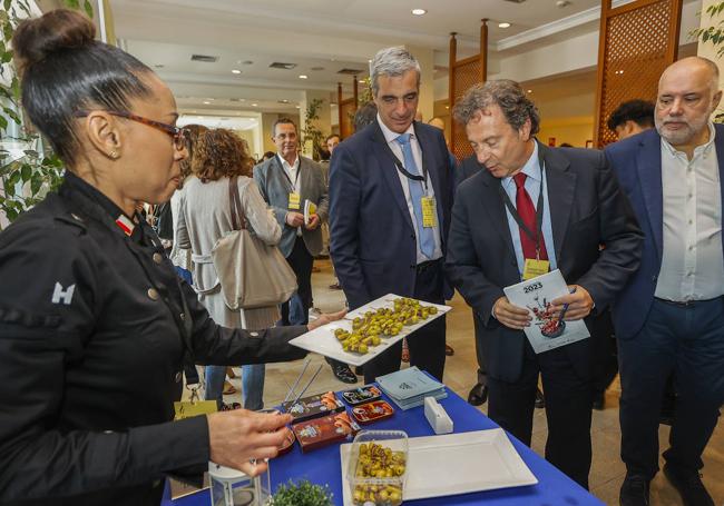 El consejero de Desarrollo Rural, Pablo Palencia, en el centro, con el director general de Turismo, Gustavo Cubero, en Puente Viesgo.