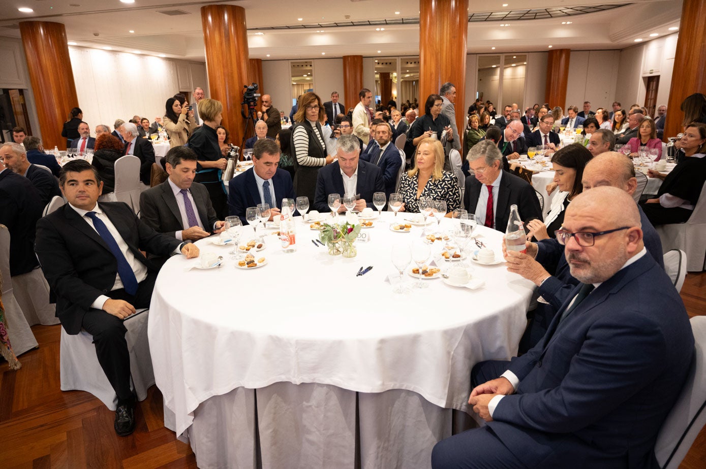 La mesa presidencial, en la que estuvieron la presidenta del Parlamento, María José González Revuelta, el consejero de Economía, Luis Ángel Agüeros, y la alcaldesa de Santander, Gema Igual, junto a directivos de El Diario y patrocinadores.