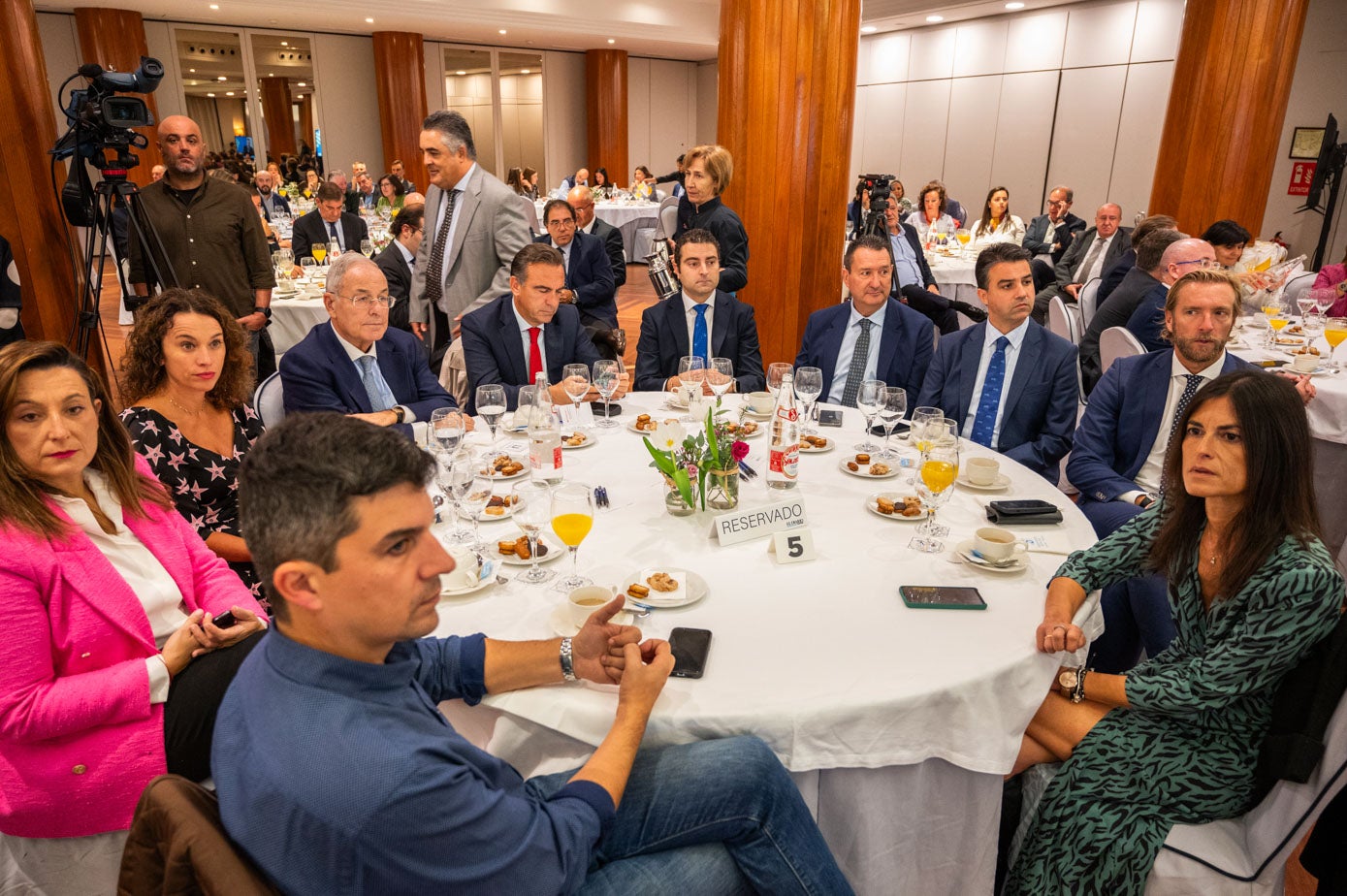 Concejales de Santander como Daniel Portilla (tercer teniente de alcalde), el socialista Daniel Fernández, el regionalista Felipe Piña, y la portavoz de Vox en la capital, Laura Velasco.