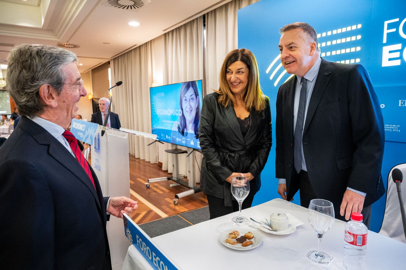 El presidente de Editorial Cantabria, Luis Revenga, saluda a Buruaga y a Noriega.