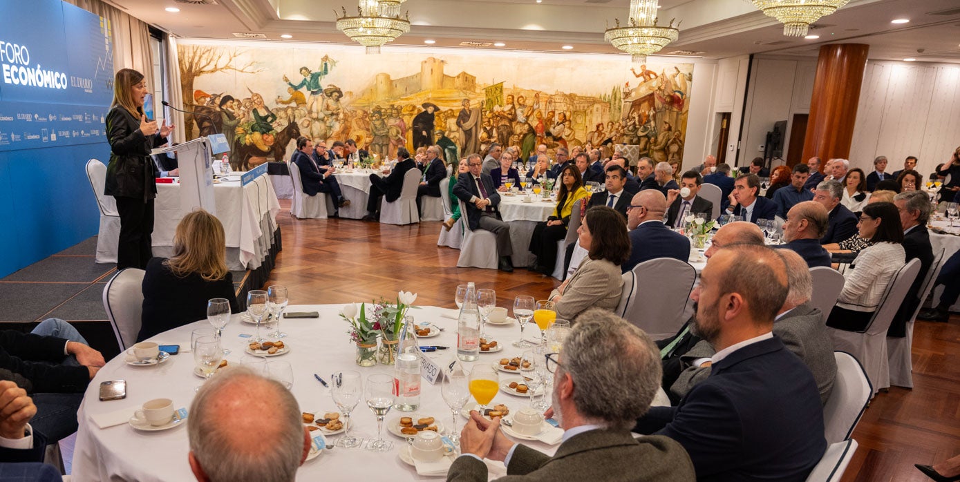 Unas doscientas personas asistieron al foro celebrado en el Hotel Bahía.