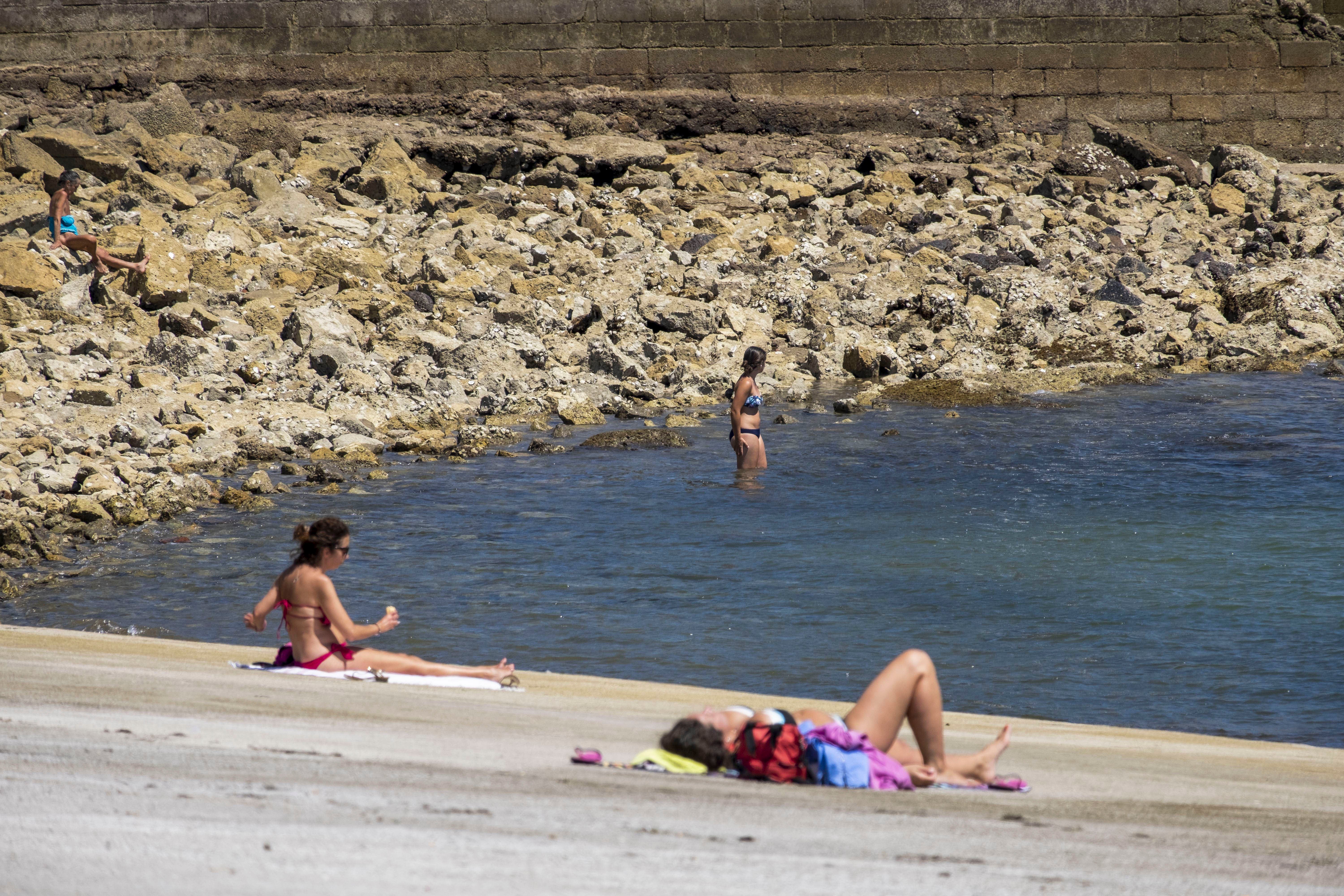 Tomando el sol y bañándose en el verano del covid.