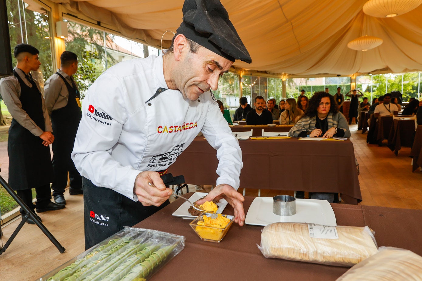 El cocinero José Ángel García 'Chili', de Finca San Juan, durante el taller de cocina, donde emplató el milhojas de carrilleras con queso y verduritas. 