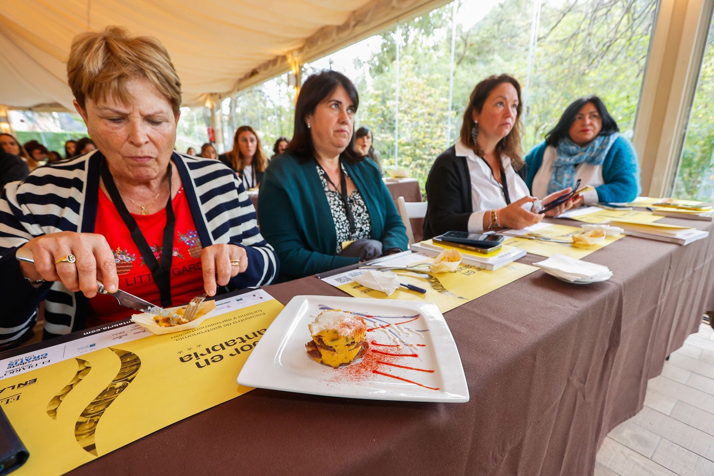 Público en la carpa del jardín, durante el taller de cocina de José Ángel García 'Chili'. 