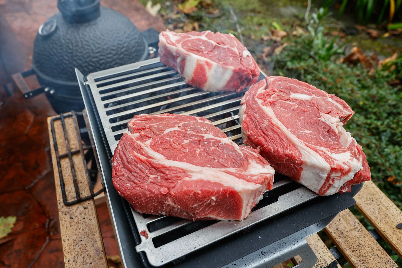 Chuletones IGP Cantabria, suministrados por Agrocantabria, sobre las brasas en una parrilla de sobremesa.