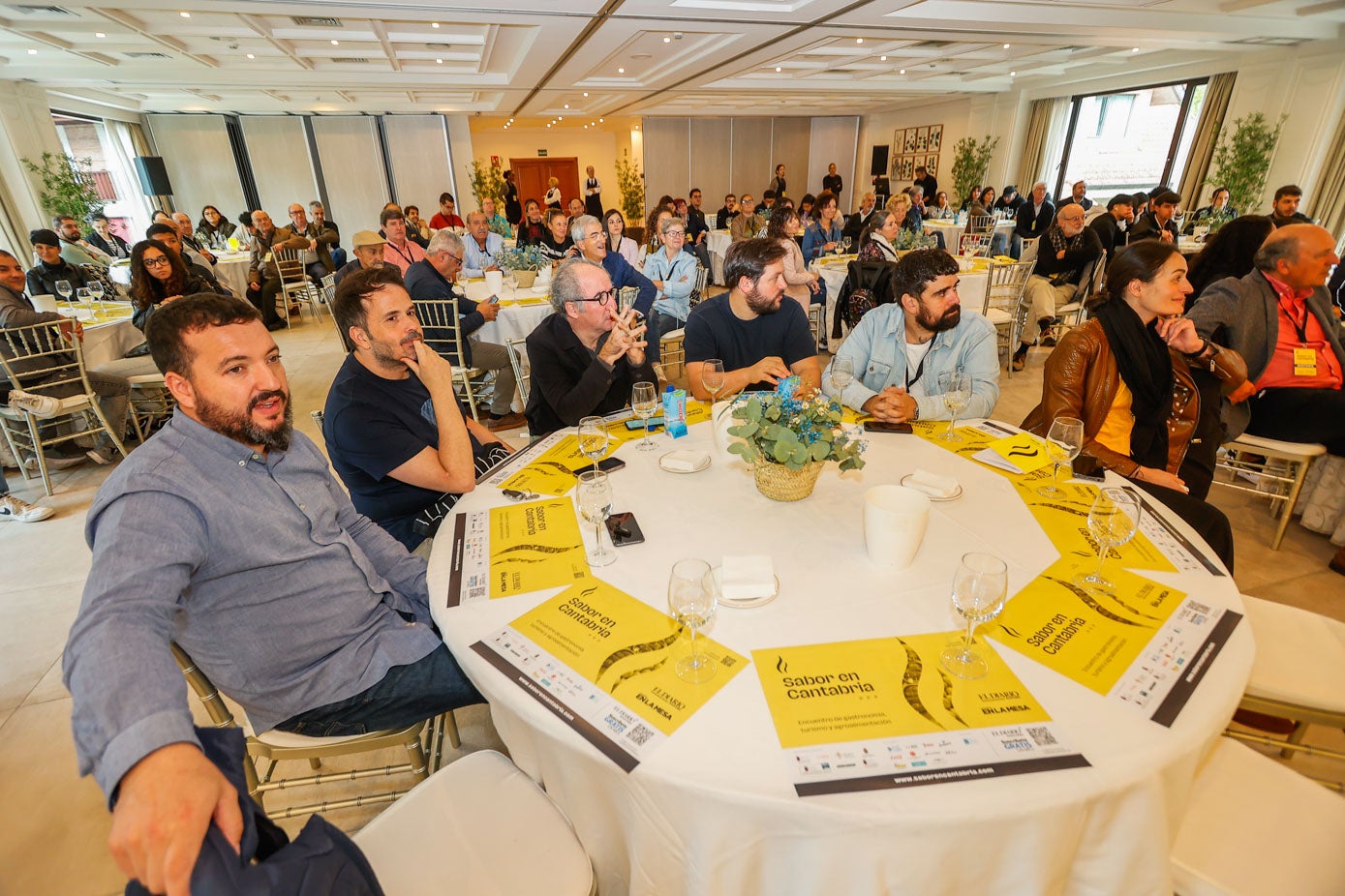 Elio Fernández, Nacho Solana, José Antonio Campoviejo, Julen Bergantiños y Pello Noriega, cocineros, y Elvira Abascal, sumiller de El Nuevo Molino.